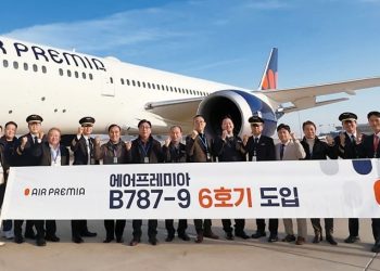 지난 19일 인천국제공항 활주로에서 열린 에어프레미아 6호기 도입 행사에서 김재현(왼쪽부터 일곱 번 째) 대표이사와 임직원들이 기념사진을 촬영했다. 에어프레미아 제공